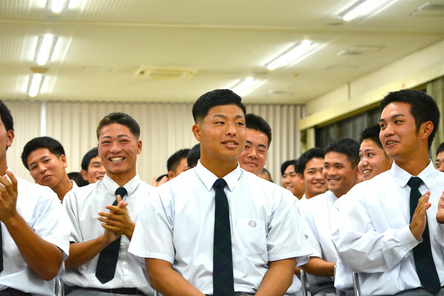 末吉良丞が日本ハムに3位で指名され、拍手に包まれた沖縄尚学の会見場　©Takarin Matsunaga