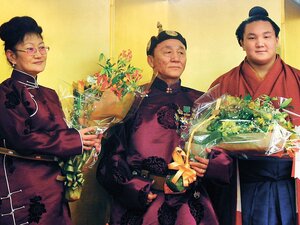 「親父、僕は力士になれない…」15歳白鵬少年が覚悟したモンゴル帰国「“さよなら会”の食事中に電話が」元NHKアナが知る“奇跡の入門”秘話