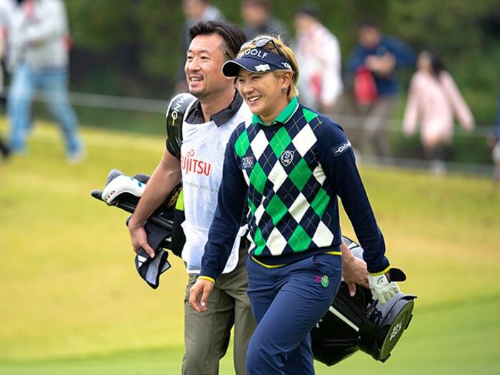 今季3勝目、成田美寿々の奇策。キャディーの本職はトレーナー!?＜Number Web＞ photograph by Takuya Sugiyama