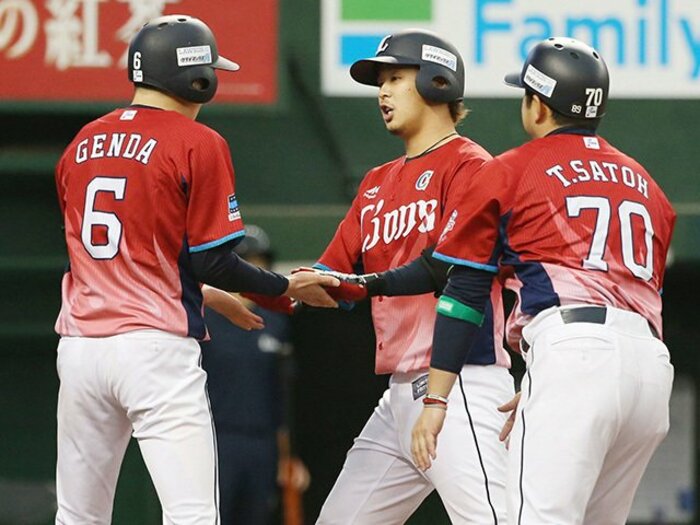 「言われた時は嫌でしたけど……」西武の主将・浅村栄斗、変身の1年。<Number Web> photograph by Kyodo News