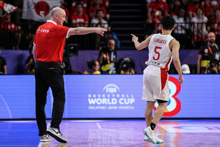 ホーバスHCから言葉をかけられる河村　©︎Takashi Aoyama/Getty Images