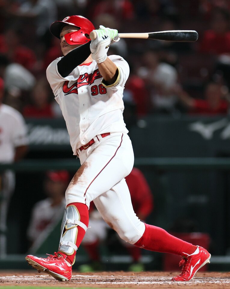 過去7シーズンで一軍でのホームランは2本。中村はようやく才能を開花させつつある　©JIJI PRESS