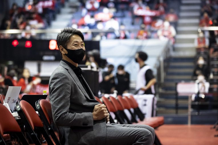 「富樫に頼ってるじゃん」の声に千葉ジェッツ大野HCは…？ 銀メダルの女子代表とBリーグ昨季王者に共通する「役割分担」の明確化(5)