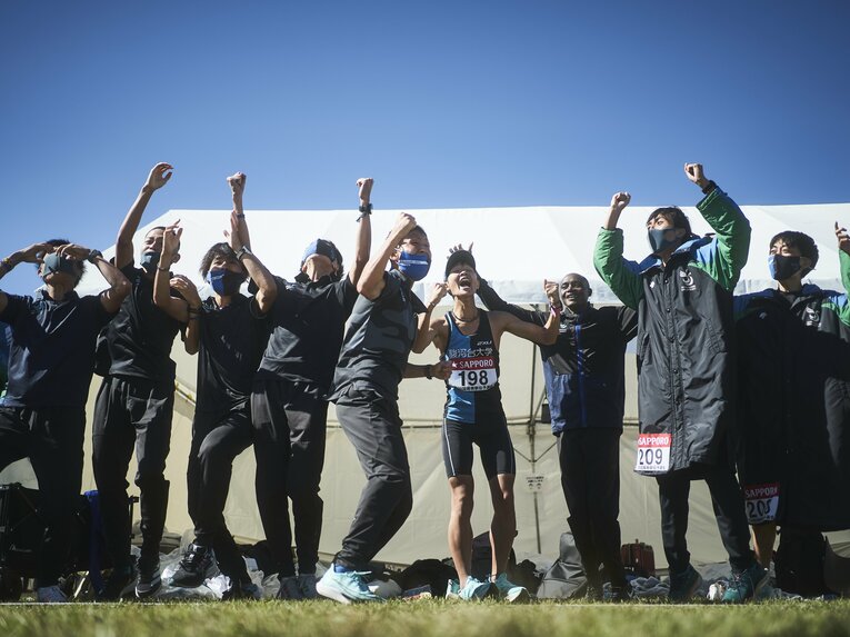 予選会8位で名前が呼ばれ、初の箱根駅伝出場を決めた駿河台大。歓喜の声が響いた　©Yuki Suenaga