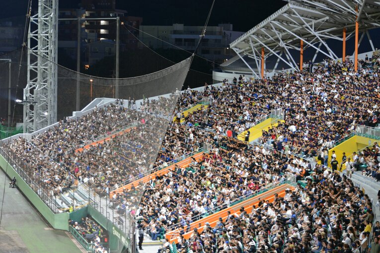 ぎっしりと埋まった沖縄セルラースタジアム那覇の観客席　©Takarin Matsunaga