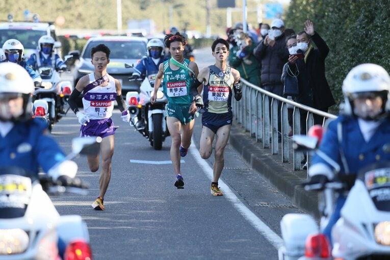 98回大会の3区では、丹所健（東京国際大学）と並走しながら、トップを取った太田。この年、駒澤大の安原太陽は区間16位に沈んでいた　©JMPA