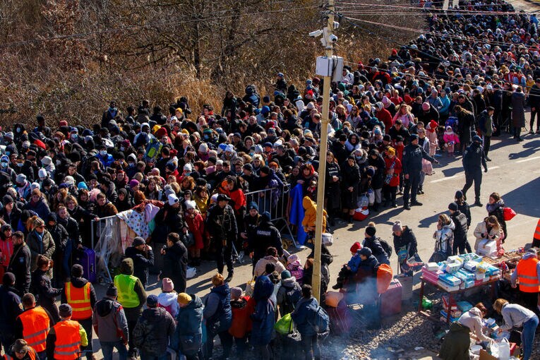 ウクライナとスロバキア国境付近に殺到する人々　©Getty Images