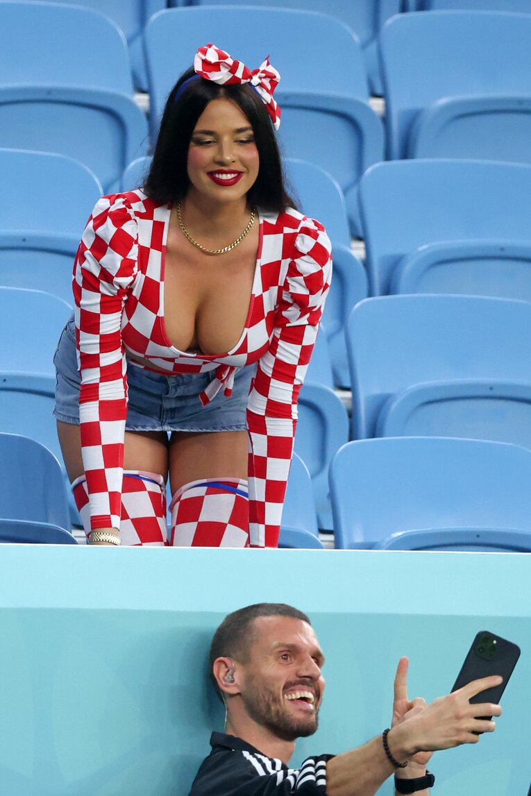 写真を求められる元ミス・クロアチアのイヴァナ・ノールさん　©Getty Images