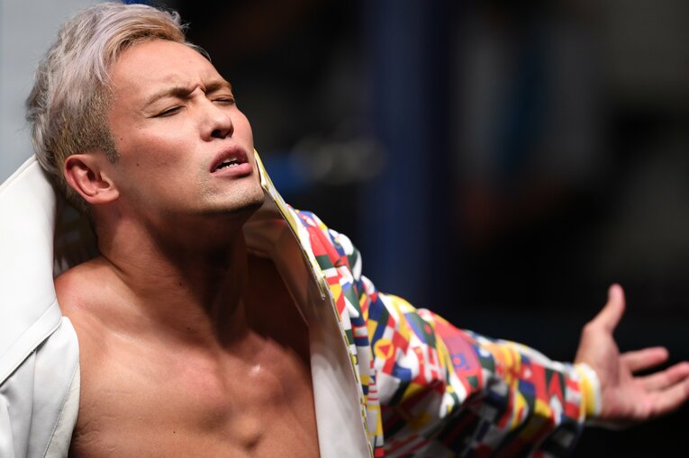 ファンの声援を心待ちにしているオカダ・カズチカ（クリックすると「この記事の写真」に飛びます。流血等の過激な写真を含みますのでご注意ください）