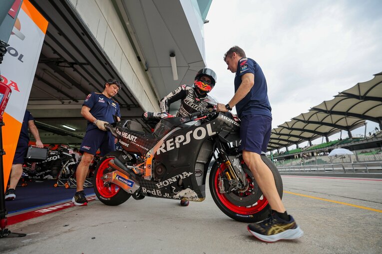 塗装されていないカーボンむき出しのカウルはテストならでは　©Satoshi Endo