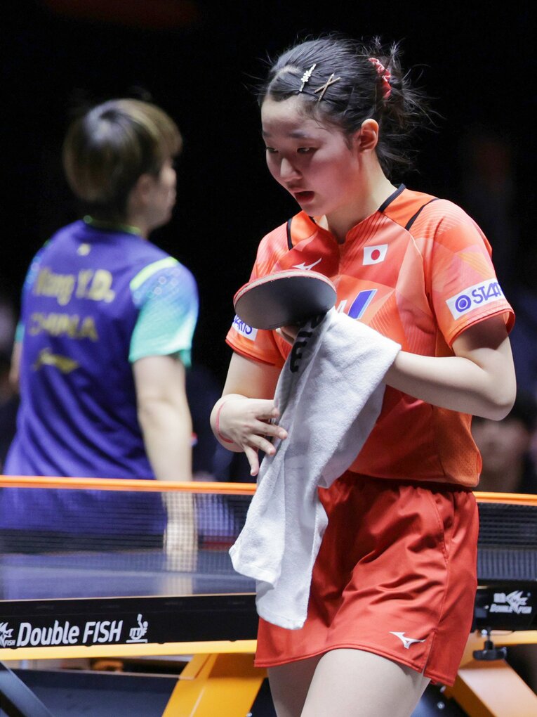 中国の強敵・王に敗れた張本。実は裏では張本への“対策会議”が行われていた　©JIJI PRESS