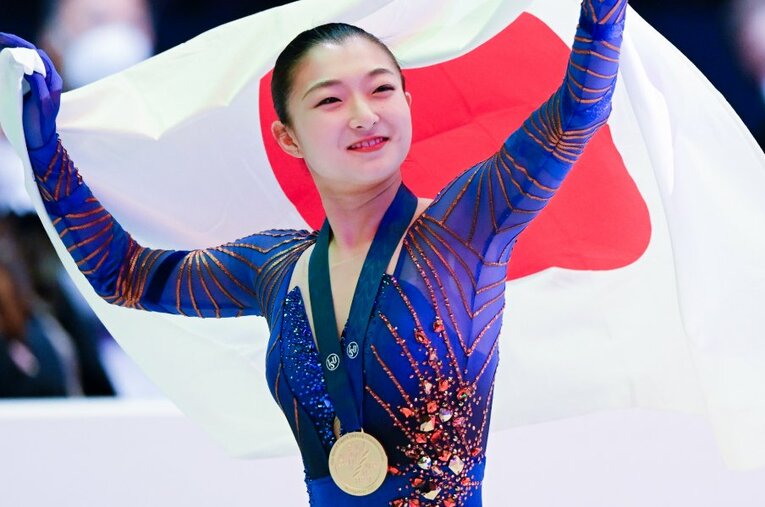 世界選手権で優勝を果たし、笑顔を見せた坂本花織 ／ photograph by Asami Enomoto