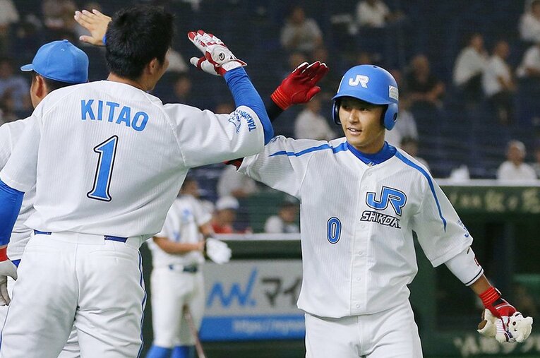 筆者がドラフト候補中間予想・野手編【4位】に挙げた水野達稀（JR四国・遊撃手・170cm71kg・右投左打） ／ photograph by KYODO