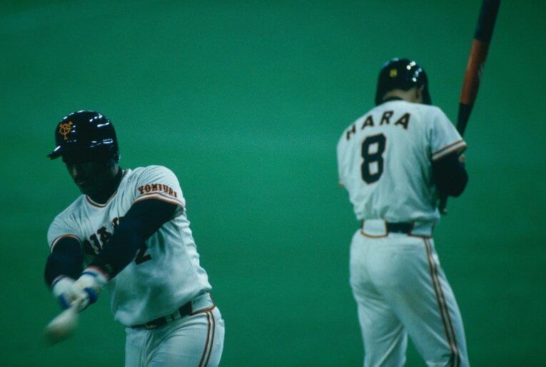 1991年セ・リーグ開幕戦、巨人対中日。手前がフィル・ブラッドリー。来日初打席初本塁打の鮮烈デビューだった　©BUNGEISHUNJU