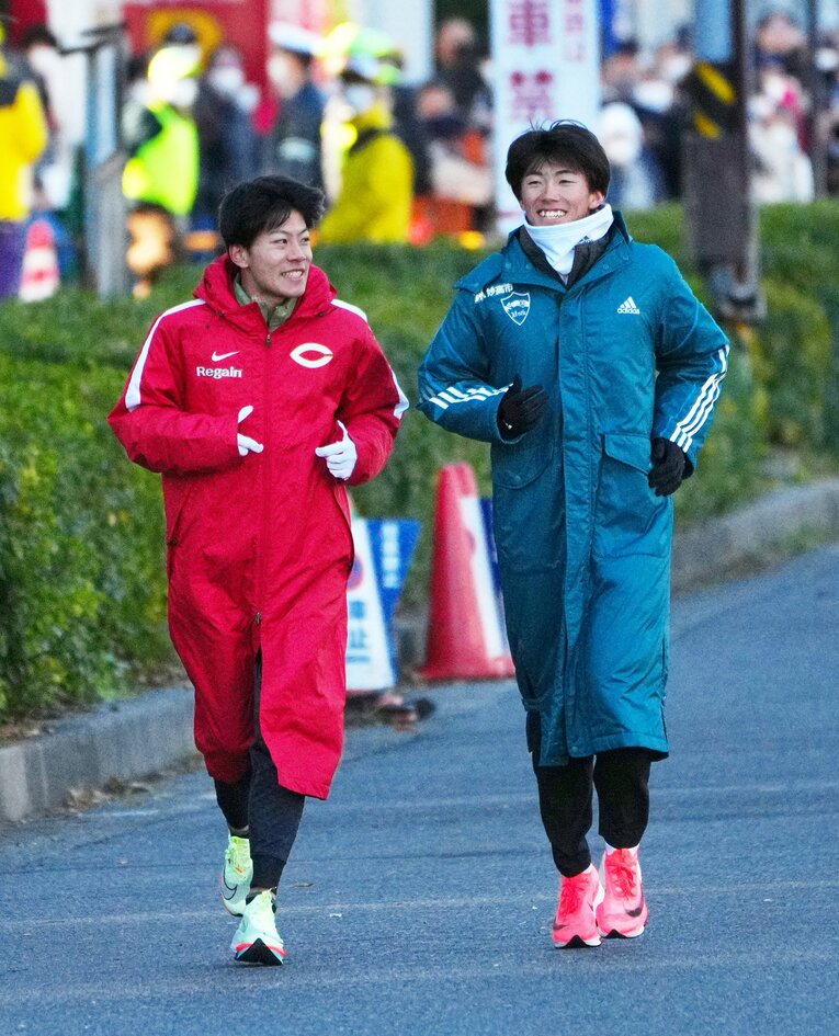 写真は2区レース前の鶴見中継所。アップする中大・吉居に話しかける青学大・近藤　©Sports Nippon／AFLO