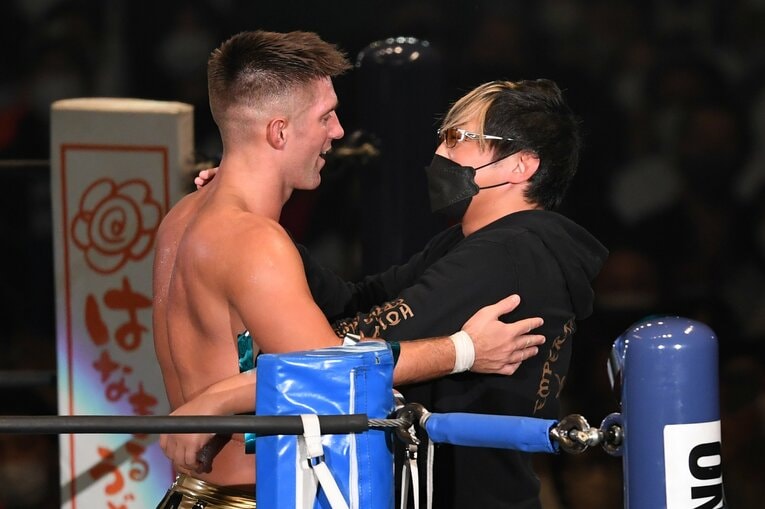 鈴木軍のタイチと喜びを分かち合う