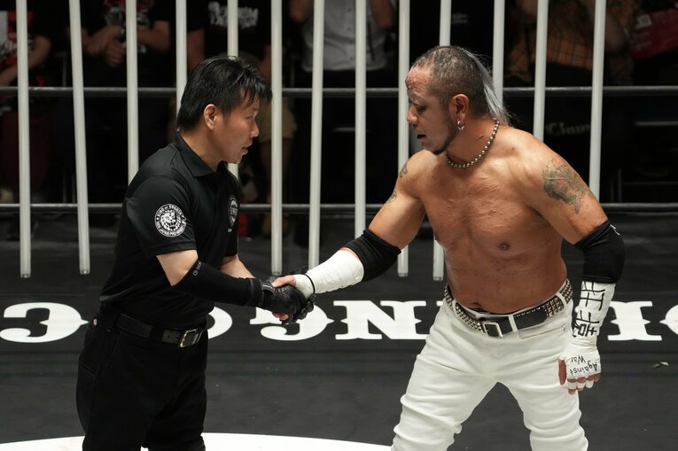 バーブ佐々木レフェリーと握手をかわす葛西純　©Masashi Hara