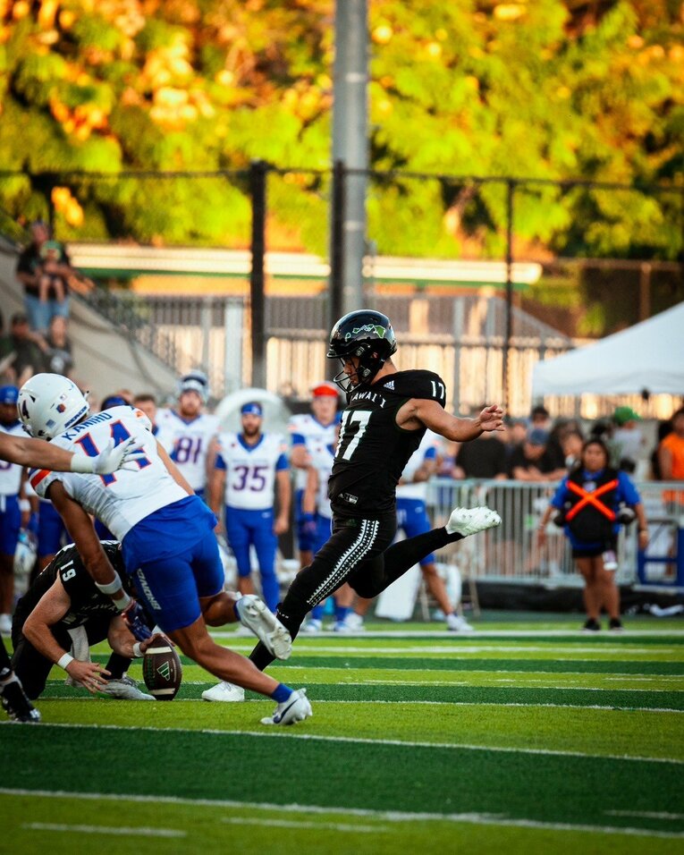 編入2年目からはハワイ大チームの正キッカーとして活躍している松澤／本人提供