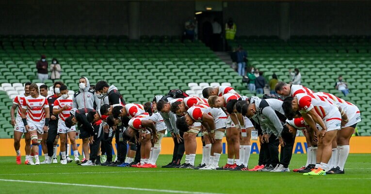 試合後、観客に挨拶するラグビー日本代表　©︎Getty Images