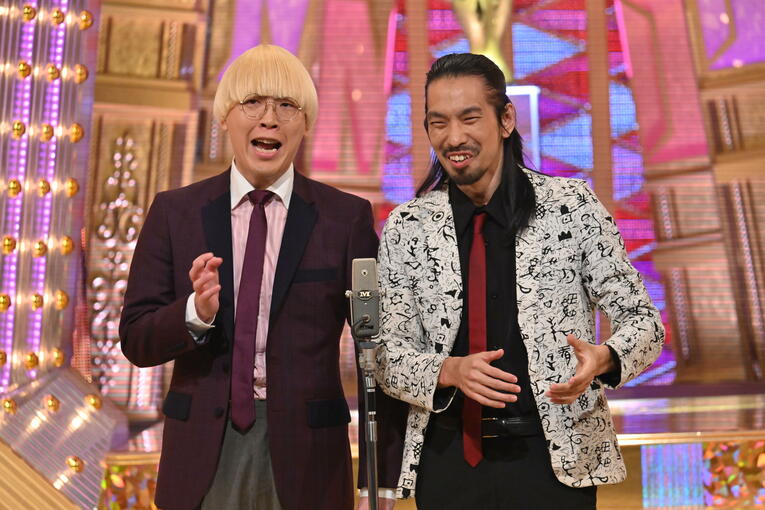 今大会の決勝は3番手で登場。「商店街」のネタをかけ全体3位、初めて最終決戦に進んだ　©M-1グランプリ事務局