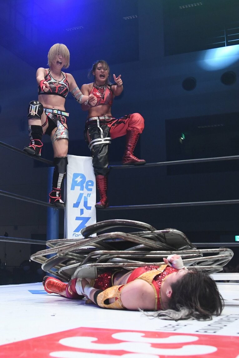 大量のパイプ椅子の上から鈴季すずに向けてダイブ