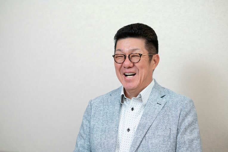 インタビューに答える現在の佐々岡真司さん。女子野球・三次ブラックパールズのGMも務める　©Tadashi Hosoda