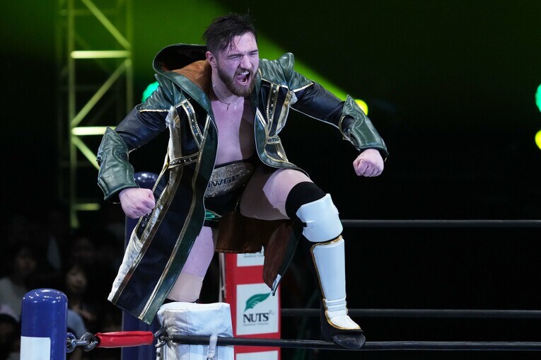 入場した22歳の挑戦者カラム・ニューマン　©Essei Hara