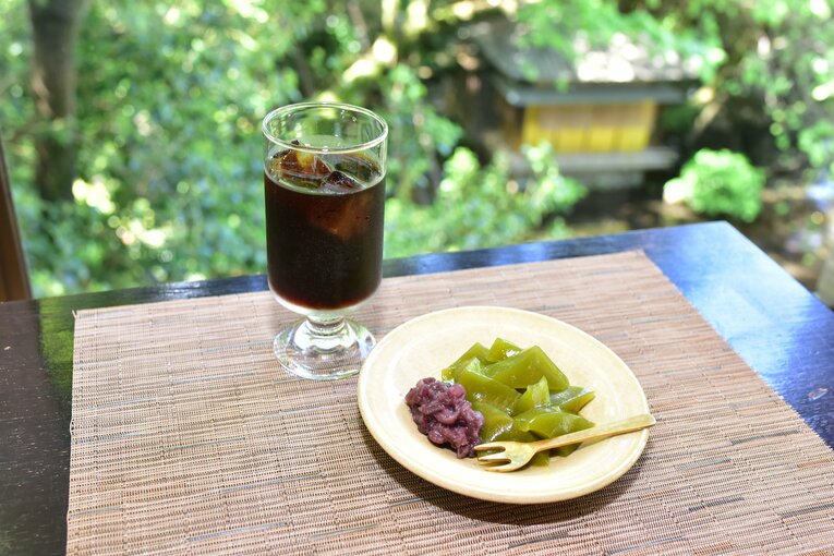 藤井竜王の1日目午前中のおやつ「玄米茶のわらび餅」　©日本将棋連盟