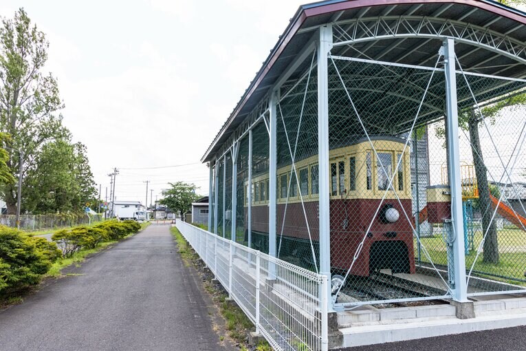 レール幅が狭く、“馬面電車”と呼ばれた花巻電鉄。左の道は廃線跡