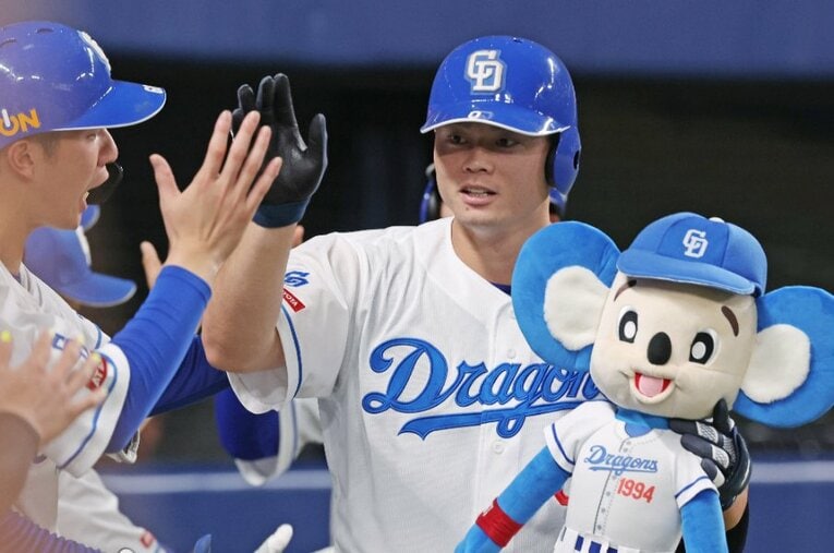 ドラゴンズファンのハートを掴んだ細川 ／ photograph by JIJI PRESS