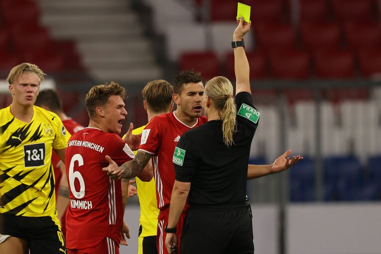 興奮した選手たちに冷静に対応するビビアナ　©Getty Images