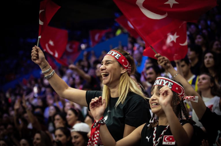 大興奮のトルコ人サポーターたち（VNLトルコ戦）　©Volleyball World