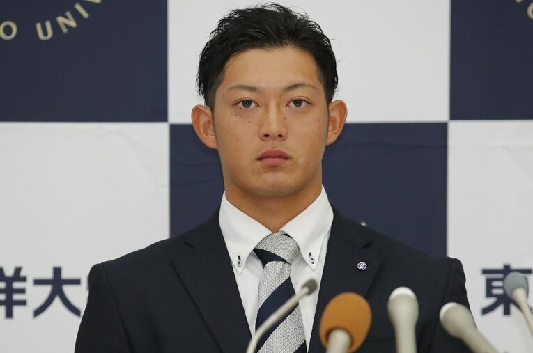 ドラフト会議で指名を待つ東洋大時代の佐藤都志也　 ／ photograph by KYODO
