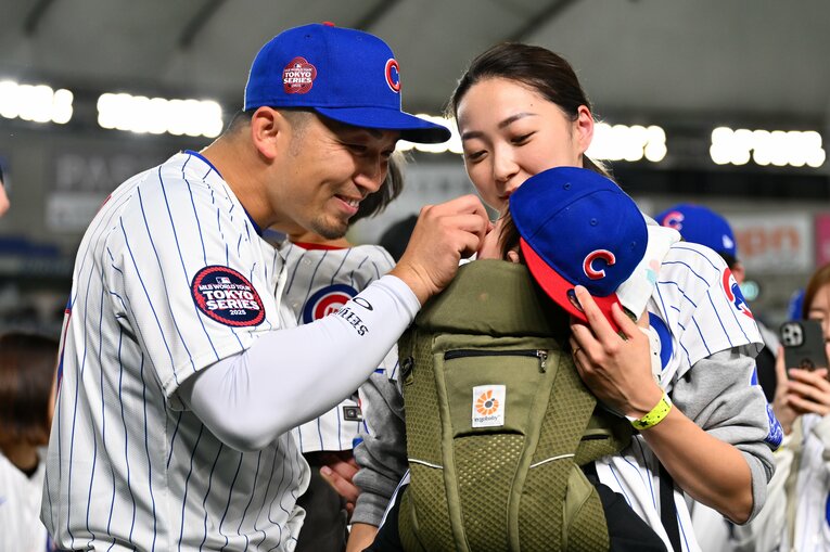 鈴木誠也と妻・畠山愛理さん、子供との楽しそうな笑顔　©Getty Images