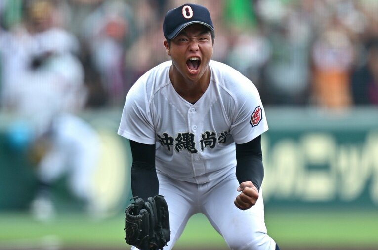 沖縄尚学から唯一選出された2年生エースの末吉。写真は甲子園優勝の瞬間　©Hideki Sugiyama