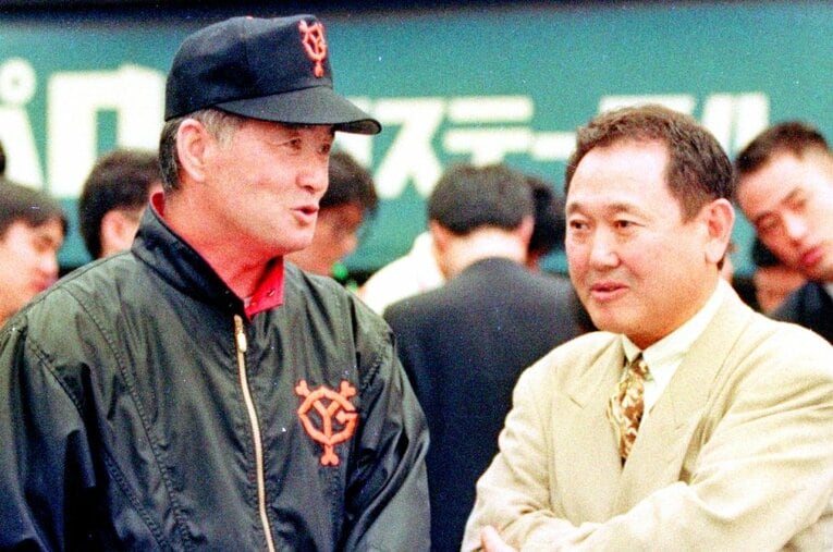 甲子園、プロ野球を沸かせ、引退後はタレントとして活躍した板東英二（右） ／ photograph by スポーツ報知／AFLO