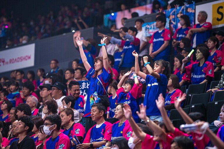 スプリングスのチームカラーのシャツに身を包んだファンの応援が選手をさらに後押しする　©Takuya Sugiyama