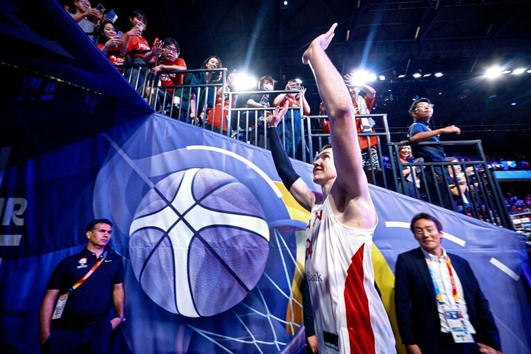 ファンに手を振るホーキンソン　©︎FIBA