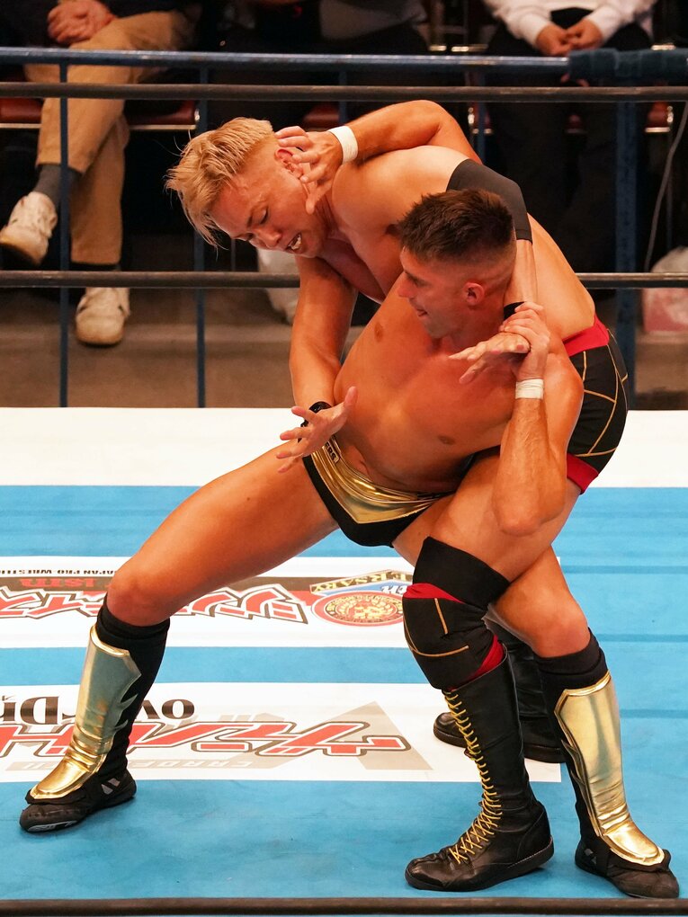 4月9日、両国国技館で『NJC』優勝者のザック・セイバーJr.と対戦したオカダ・カズチカ　©Essei Hara