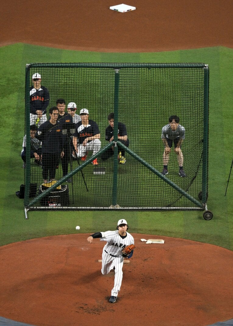 大谷のライブBPを見守るアイアトン氏ら　©JIJI PRESS