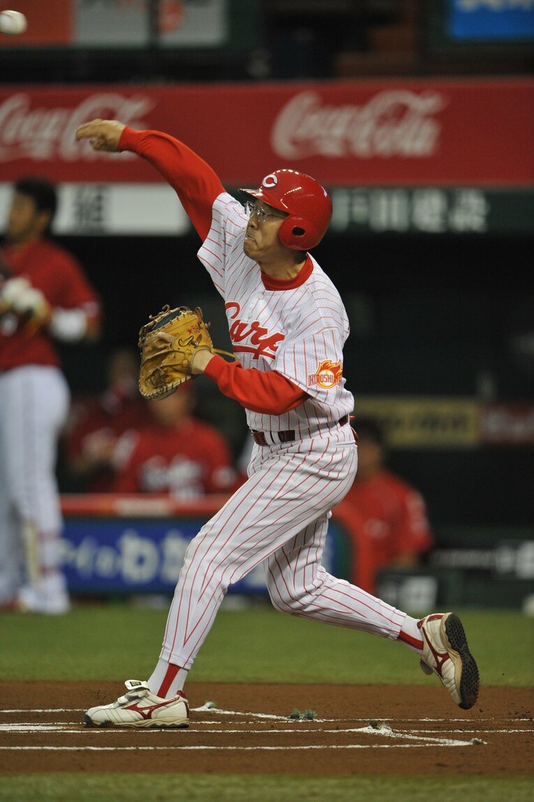 2011年の交流戦。西武VSカープの始球式で登場した達川光男　　©BUNGEISHUNJU