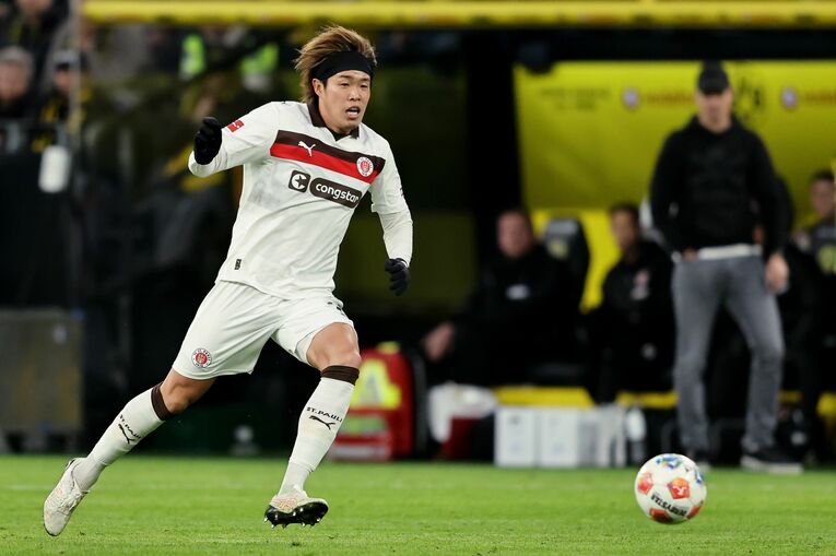 ドルトムント戦でブンデスリーガデビューを飾った安藤智哉　©︎Christof Koepsel/Getty Images