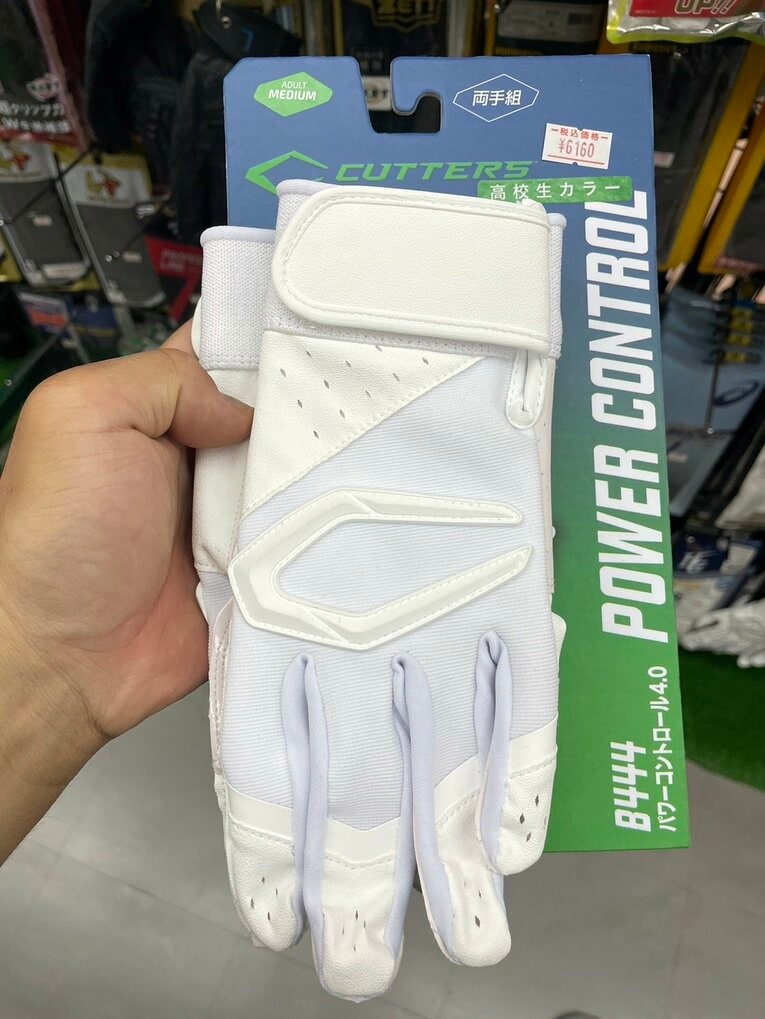 カッターズの白手袋。他メーカーの2倍、約6000円するがよく売れているという