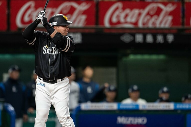 悲壮感なく、泰然と第1打席に入る山川　©Nanae Suzuki