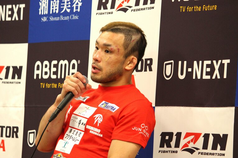 傷だらけの顔でインタビューに応じる扇久保博正　©Number Web