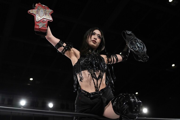 ベルトを誇示する上谷沙弥　©Essei Hara