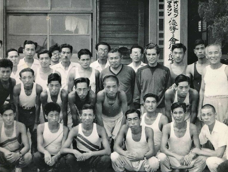 「オリンピックマラソンに優勝する会」の集合写真。後ろから二列目中央が岡部平太、同右端が金栗四三、最前列右端が田中茂樹（本人提供）