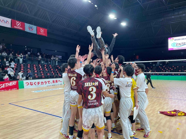 選手たちに胴上げされる中根監督　©︎Yuko Tanaka