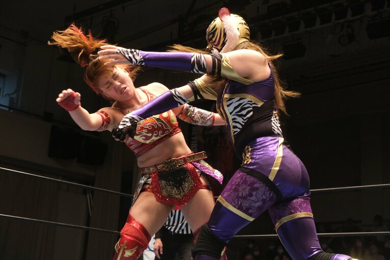 試合後“初肉声”は「悔しい」 タイガー・クイーンが6連勝も“必殺技なし”の大苦戦…好敵手たちとの“再戦”が今後のカギに？(11)