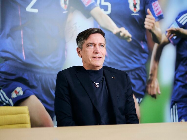 インタビュー中のニルス監督　©Yuki Suenaga